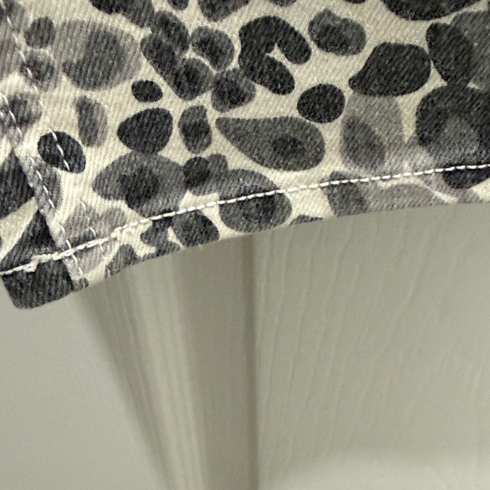 MOTHER Leopard-Print Skinny Jeans in Gray and White - Picture 5 of 11